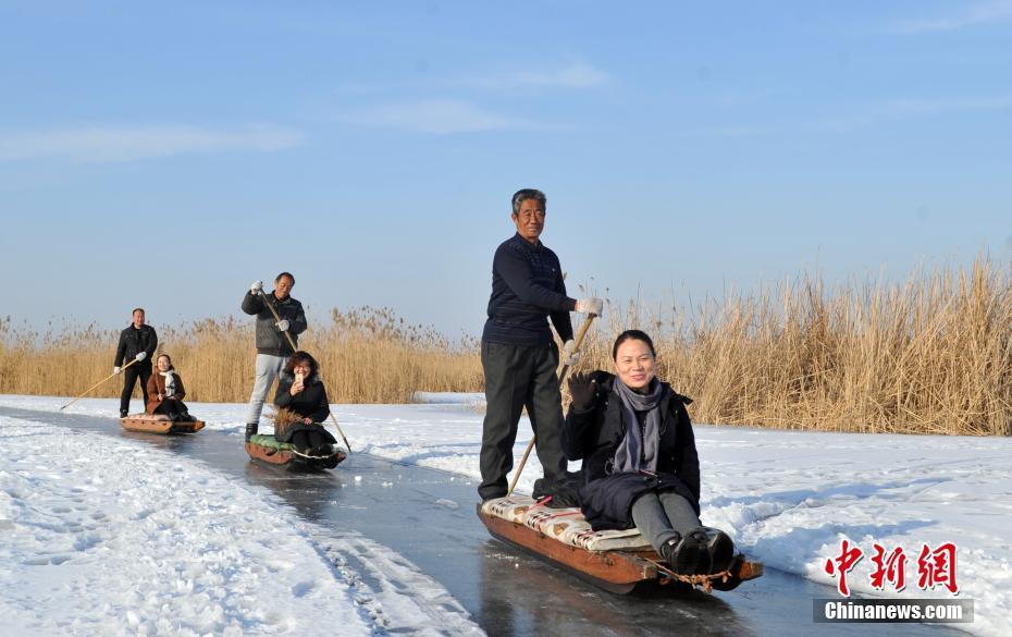 Lago Baiyangdian transformado em parque de diversões natural no inverno