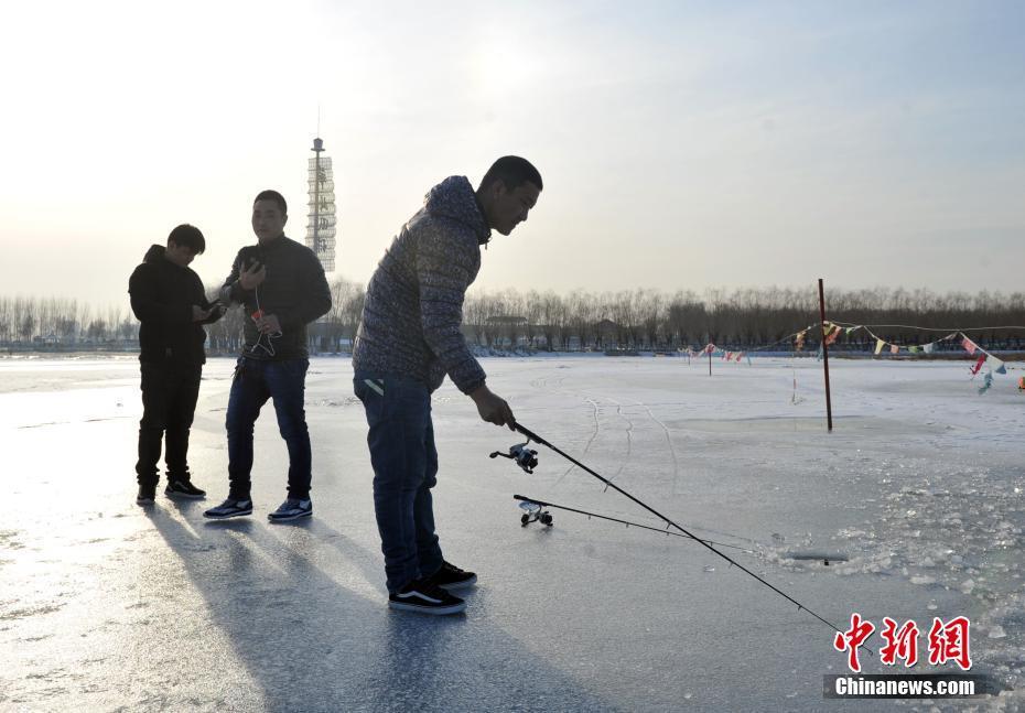 Lago Baiyangdian transformado em parque de diversões natural no inverno