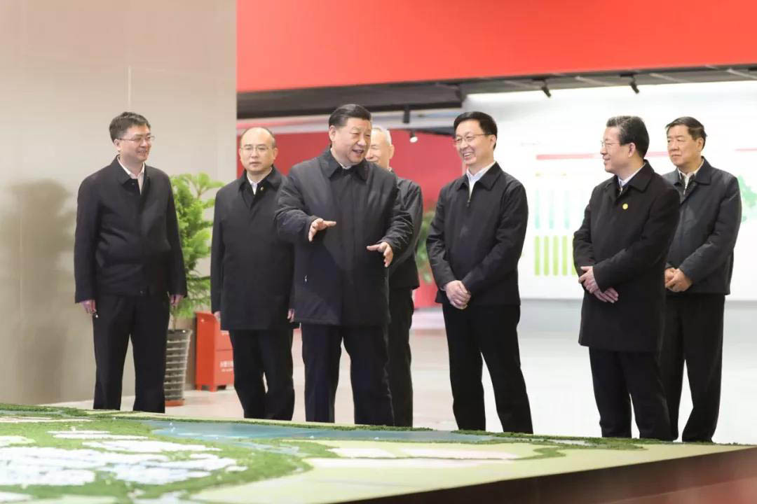  03
           Presidente Xi Jinping realiza visita à Nova Área de Xiong’an
           Considerada parte da “estratégia do milênio”, a nova área foi oficialmente anunciada em abril de 2017. A sua localização dista 100km a sudoeste de Beijing. A sua principal função é servir de polo de desenvolvimento do triângulo econômico Beijing-Tianjin-Hebei.

