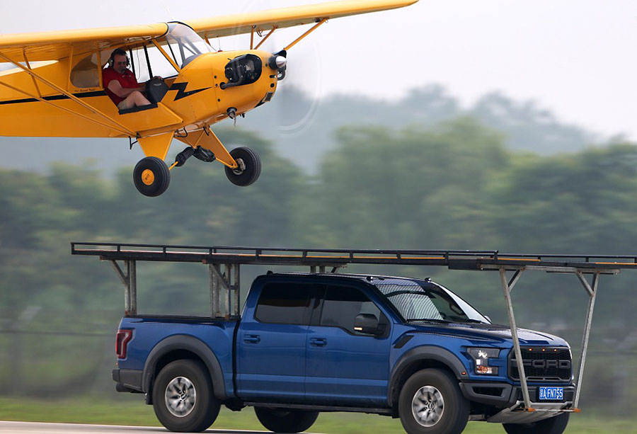 Pilotos realizam acrobacias na exposição em Wuhan