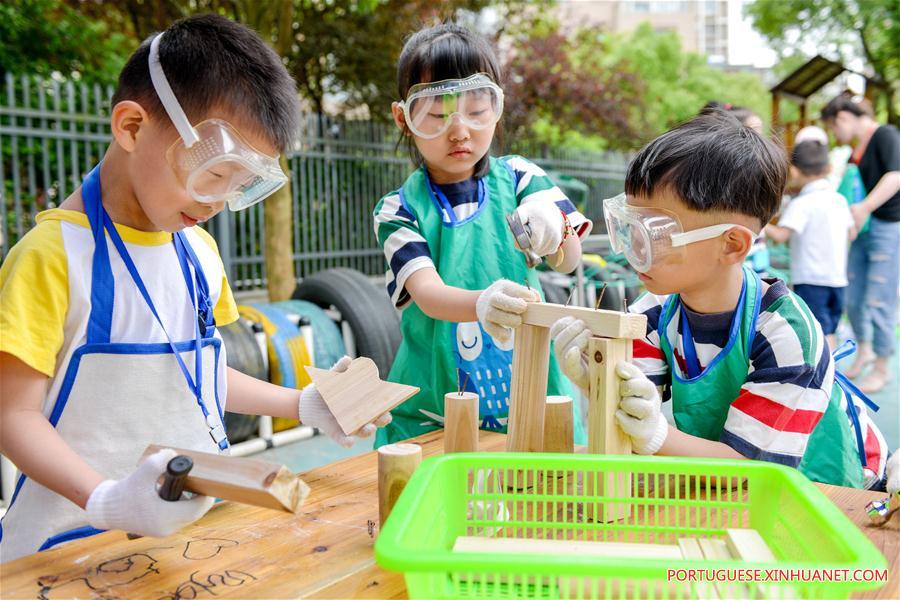 Crianças chinesas comemoram com atividades o Dia Internacional da Criança