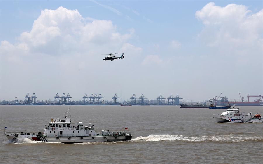 Exercício de resgate de emergência realizado perto do porto de Wusongkou em Shanghai