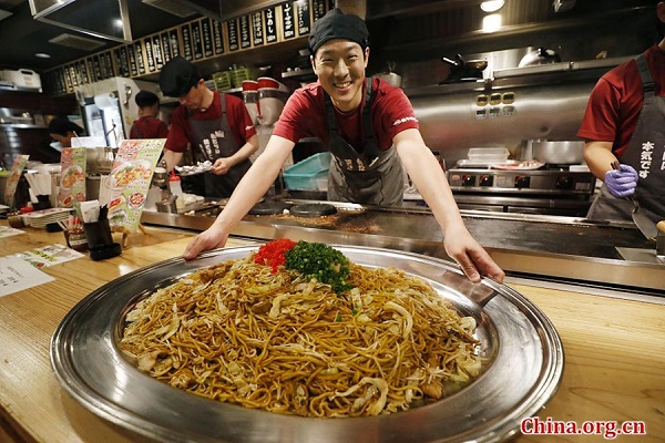 Massa frita gigante servida para a cúpula do G20 em Osaka