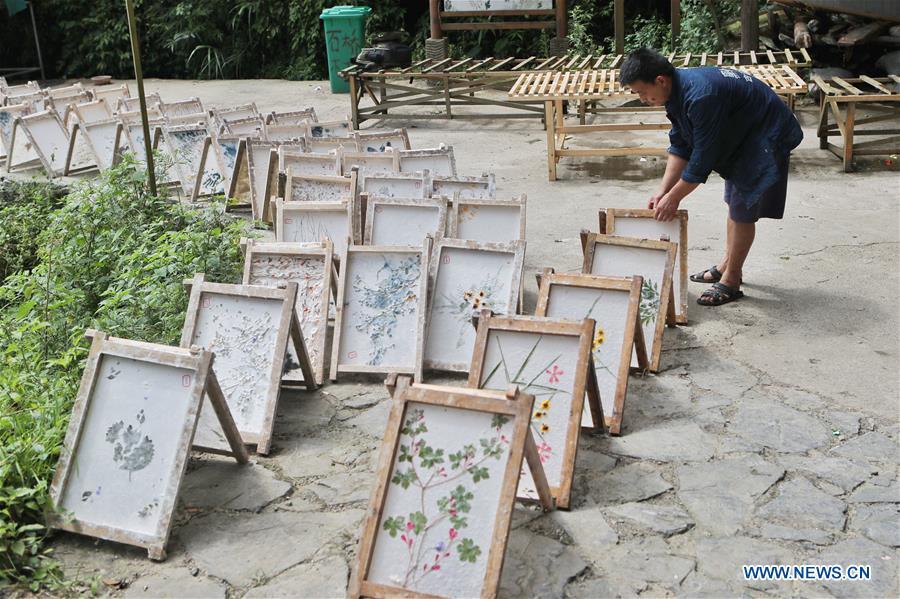 Fabricação de papel tradicional em combinação com a inovação cultural