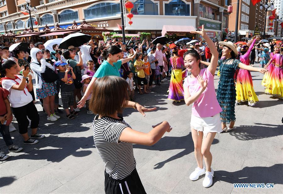 O Grande Bazar Internacional de Xinjiang recebe grande números de turistas