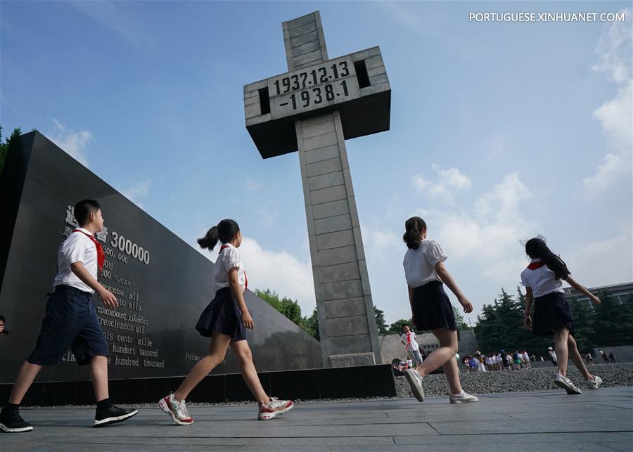 Pessoas comemoram 82º aniversário do início da guerra da nação chinesa contra a agressão japonesa em Nanjing