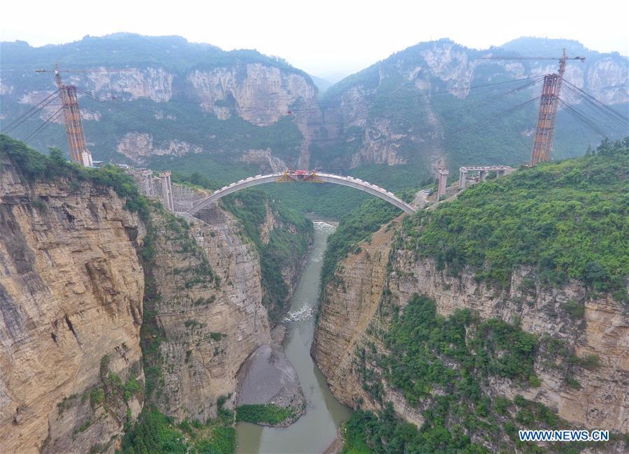 Arco principal de ponte transfronteiriça selado no Sudoeste da China