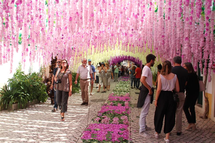 Portugueses comemoram Festival dos Tabuleiros