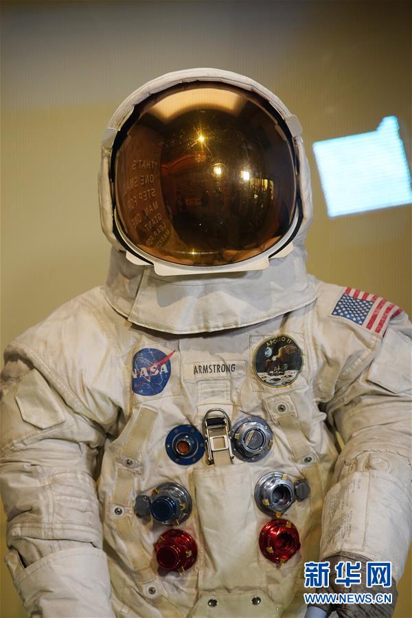 Galeria: Traje espacial de Armstrong retorna ao público