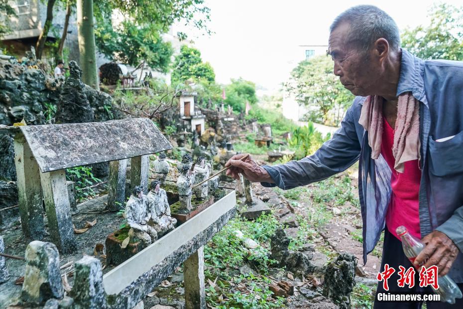 Nanning : idoso chinês construiu uma miniatura do "teatro de cimento" por 18 anos