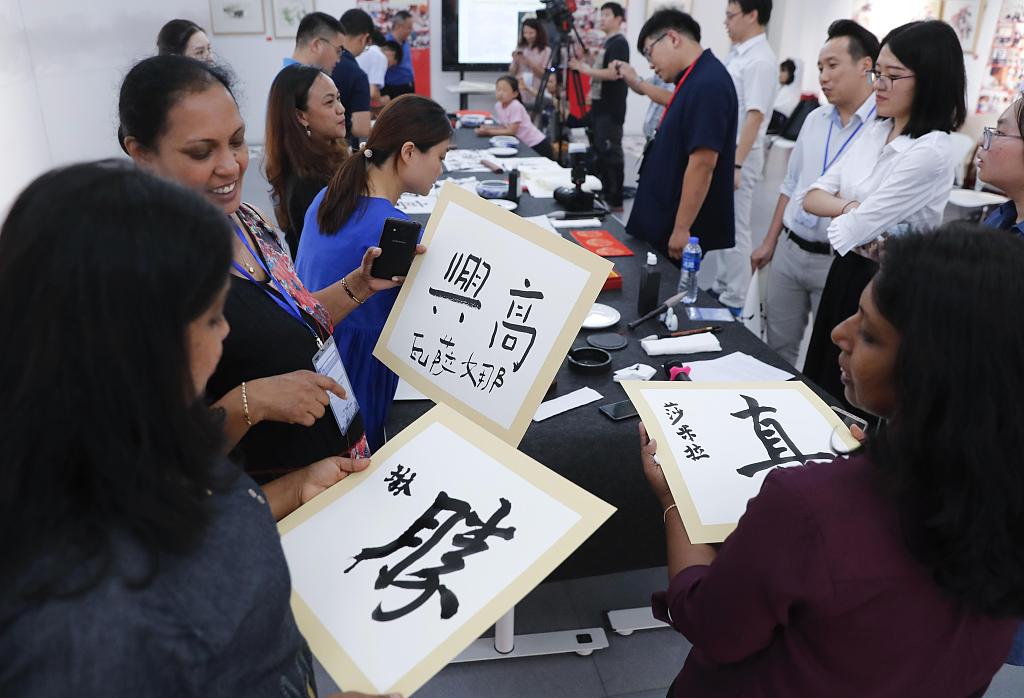 Autoridades de educação estrangeira tentam caligrafia em Beijing