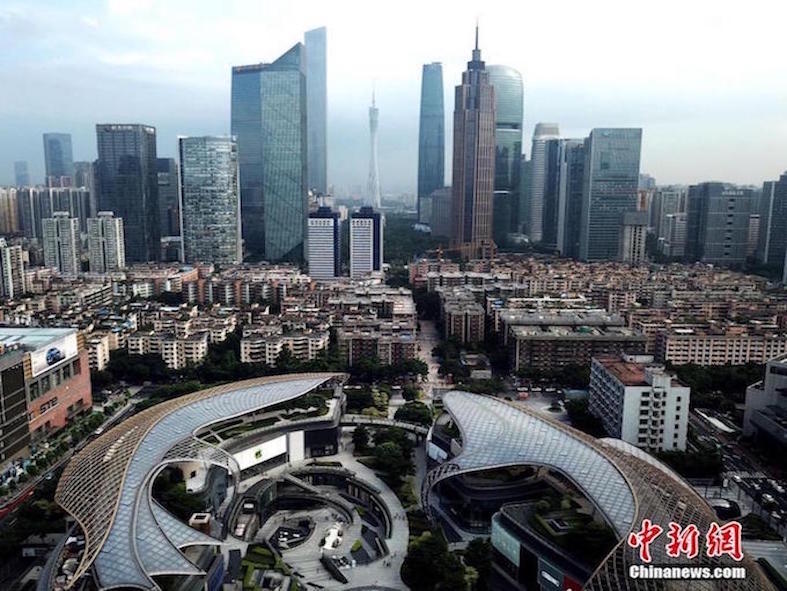 Edifícios no formato de carpas sobressaem na Praça Tianhuan de Guangzhou