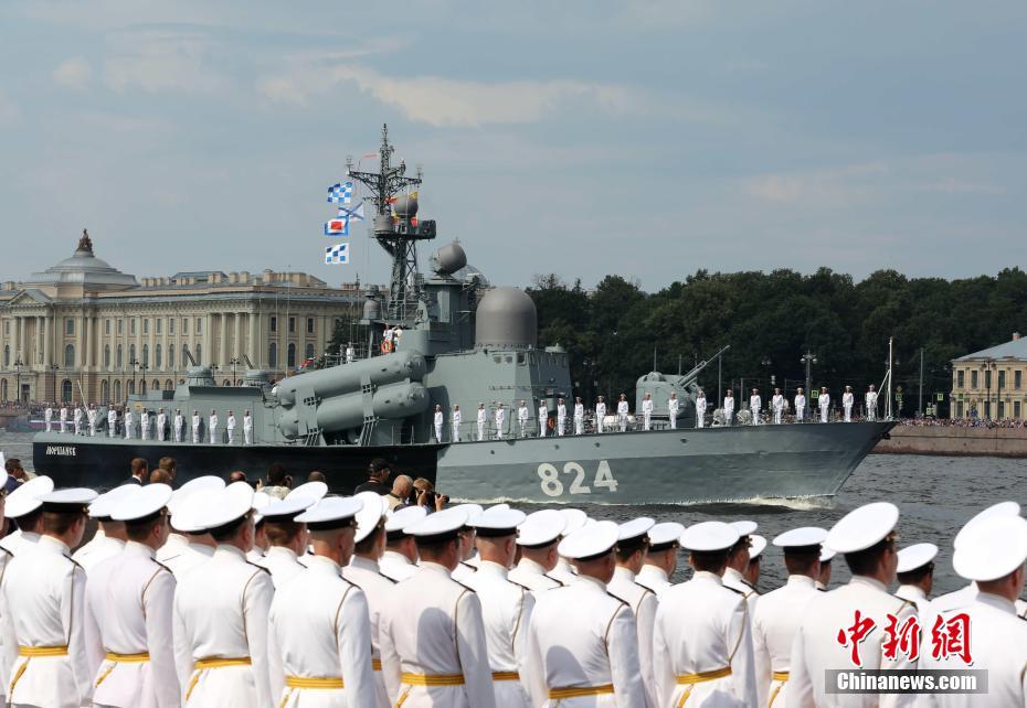 Rússia detém a celebração do dia da marinha com desfile naval