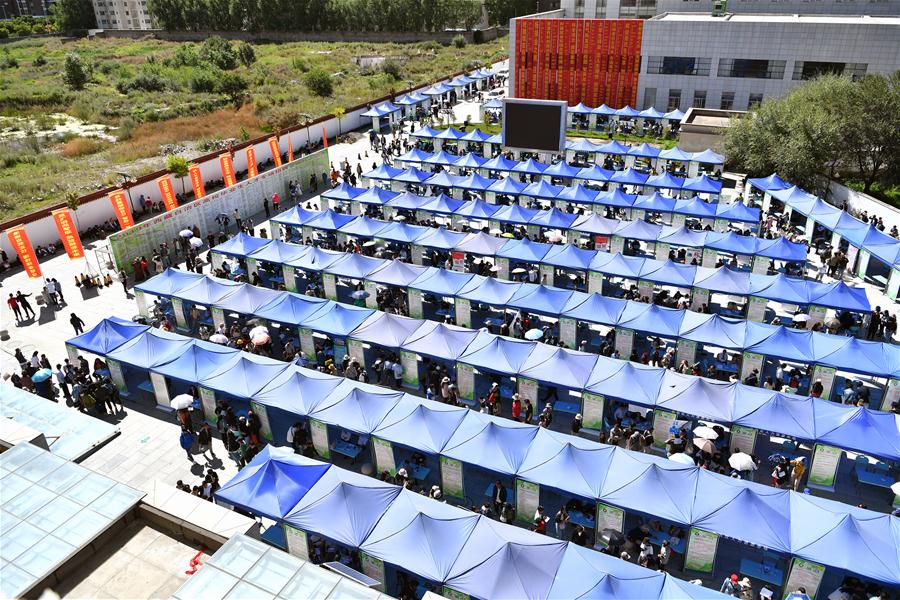 Realizada feira de empregos para graduados universitários no Tibet, sudoeste da China