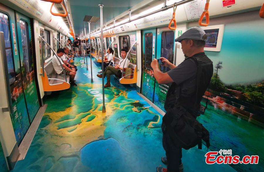 Insólito: metrô de Chengdu decorado com pintura de Huanglong, patrimônio da UNESCO