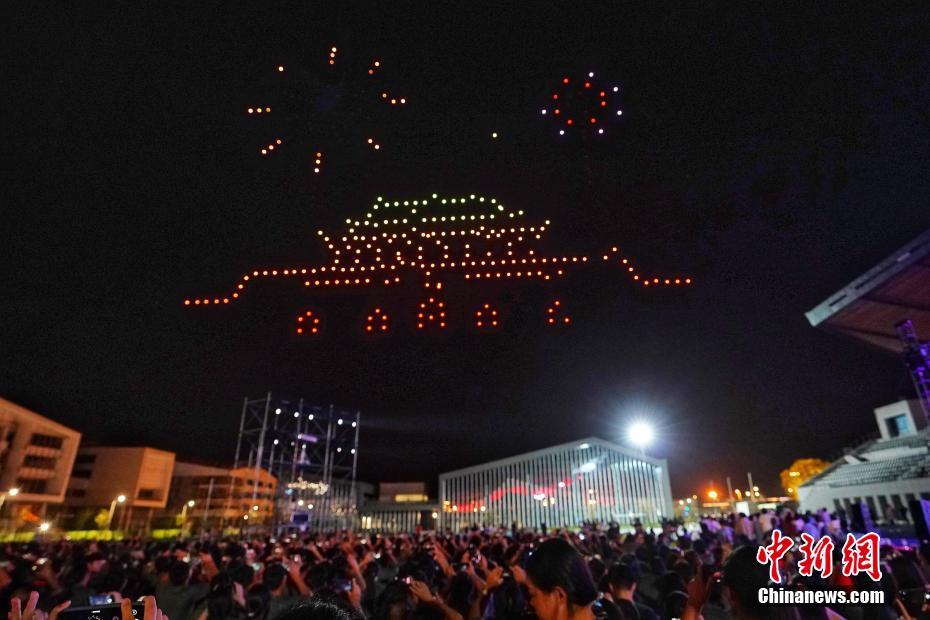 300 drones realizam show de iluminação em Nanjing para celebrar o 70º aniversário da fundação da Nova China