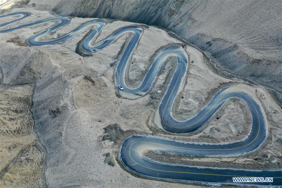 Xinjiang: vista aérea da "estrada do céu do planalto" em Tadjique